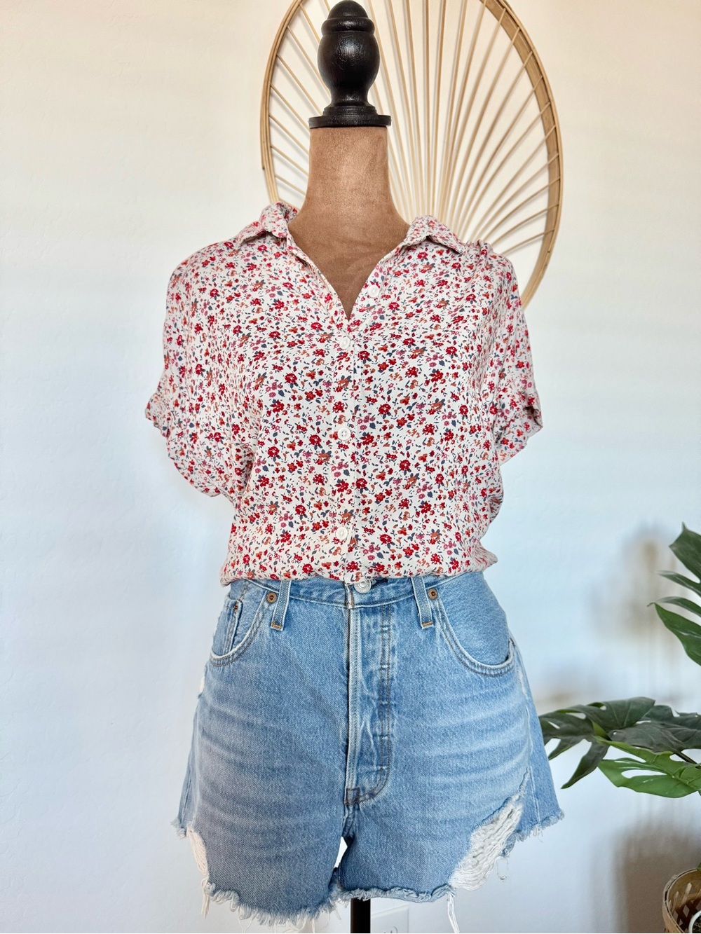 beachlunchlounge Red & White Floral Button-Front Blouse